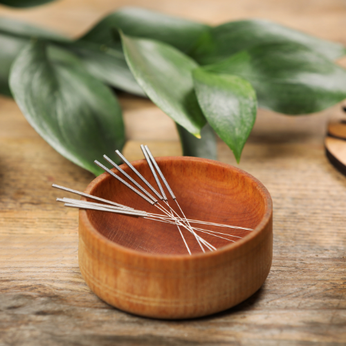 plateau contenant plusieurs aiguilles d’acupuncture